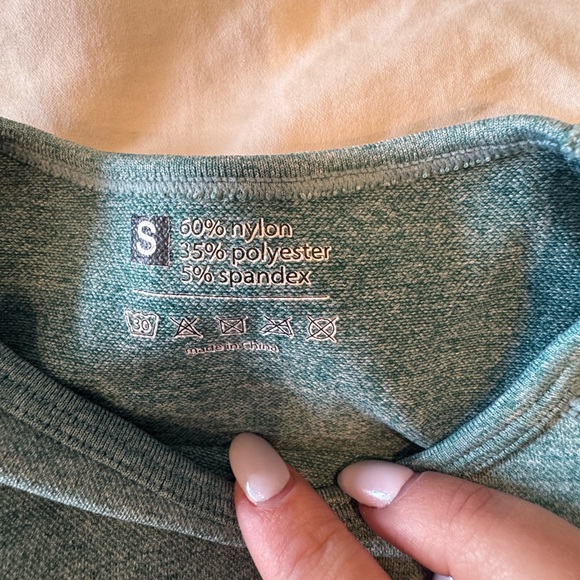 Amazon Essentials Green Crop Top with Crew Neck - Picture 3 of 4